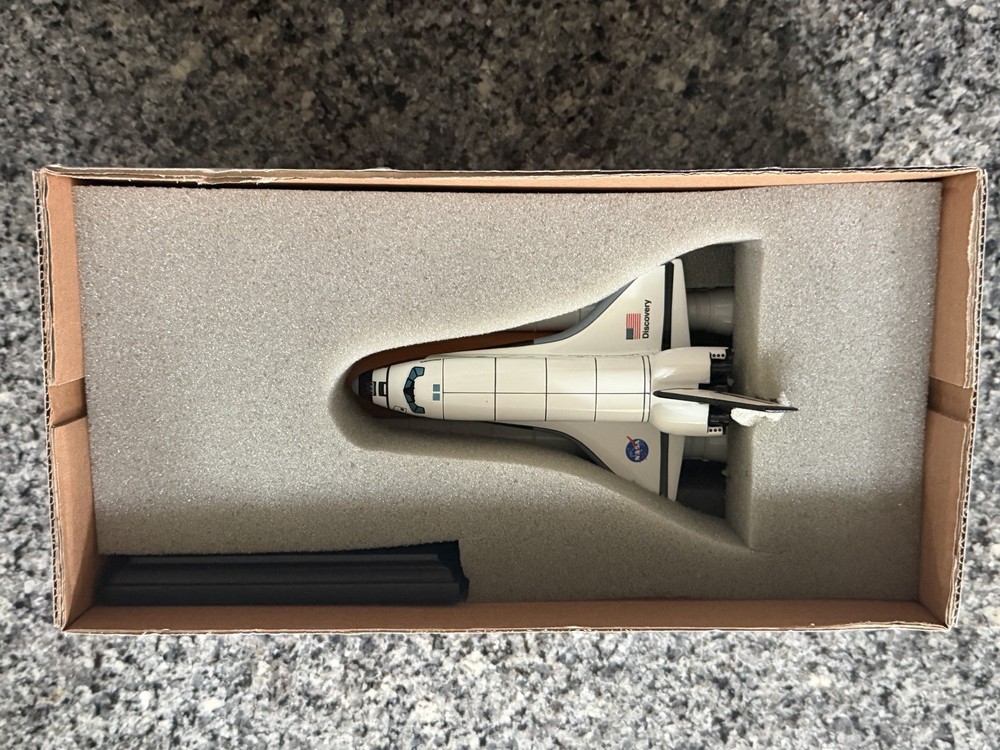 Executive Series NASA Space Shuttle (Discovery) Orbiter Full Stack 1/200 Scale