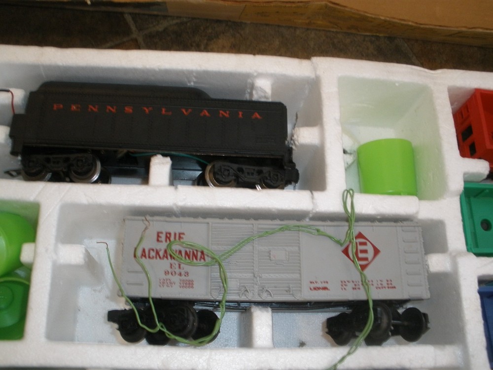 VINTAGE LIONEL BLACK DIAMOND EXPRESS TRAIN SET IN BOX (UNTESTED)