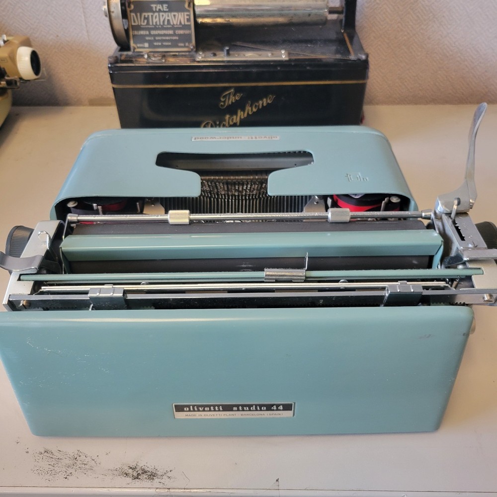 Olivetti Studio 44 SCRIPT Manual Portable Typewriter w/ Original Case - NICE !