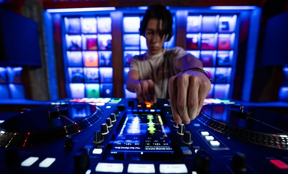 Rane System One DJ Controller for Serato Pro w/ Dual Motorized Platters