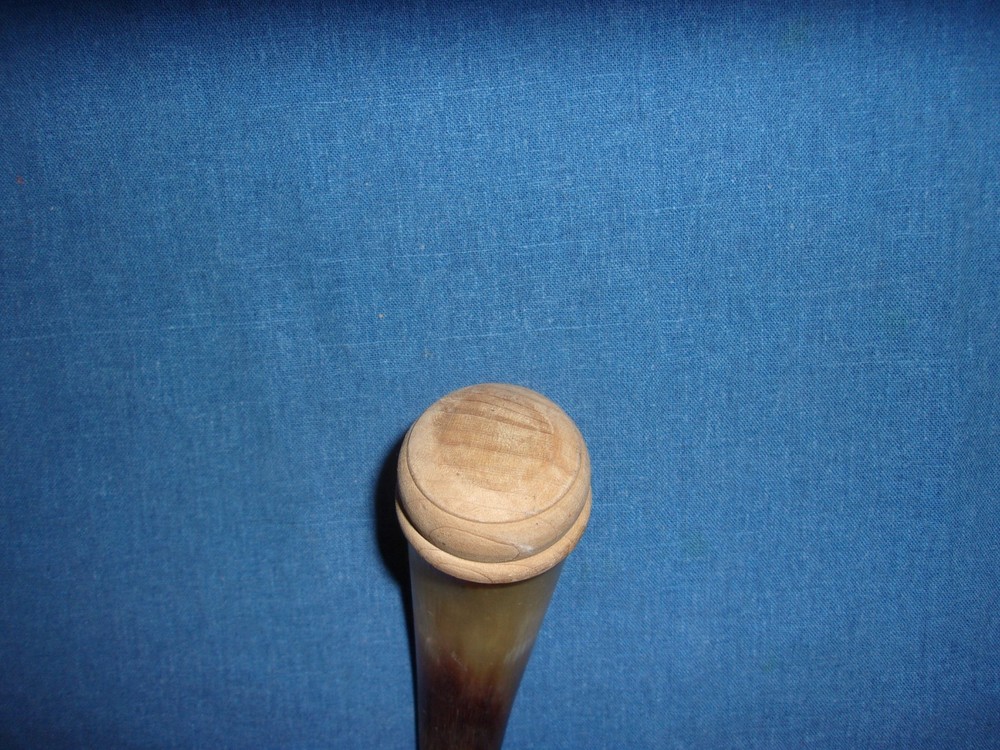 NICE ANTIQUE SMALL BLACK POWDER MUZZLELOADER HORN