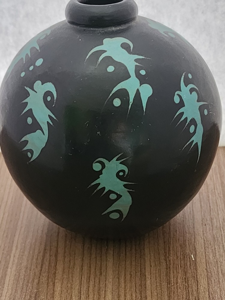 Beautiful Vintange Peruvian Vase Signed