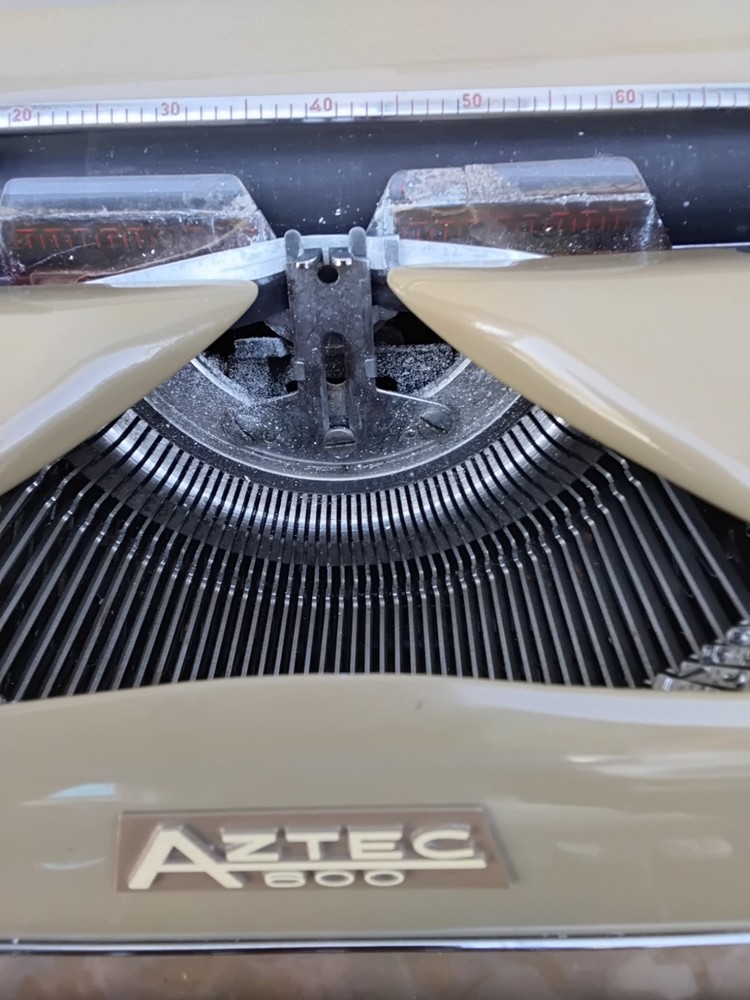 Aztec 600 german typewriter