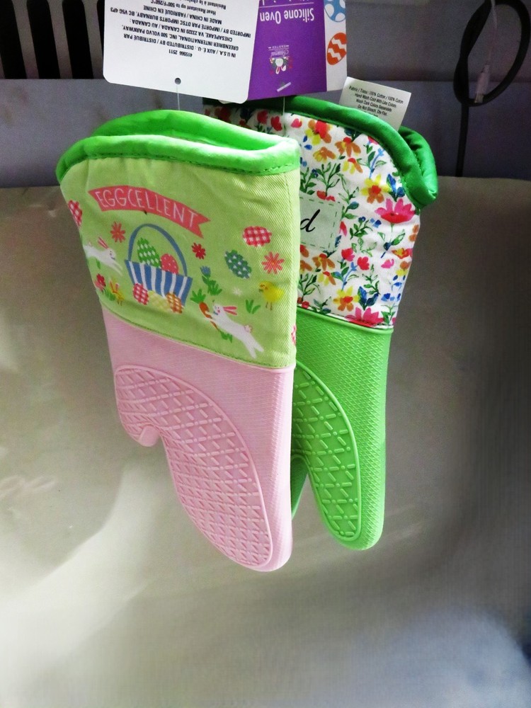 a set of 2 Silicone Oven Mitts
