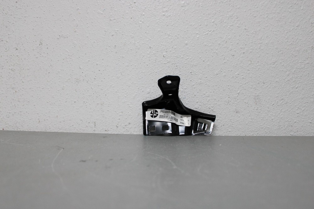 2004 2005 TOYOTA RAV4 LEFT SIDE INNER FRONT BUMPER BRACKET