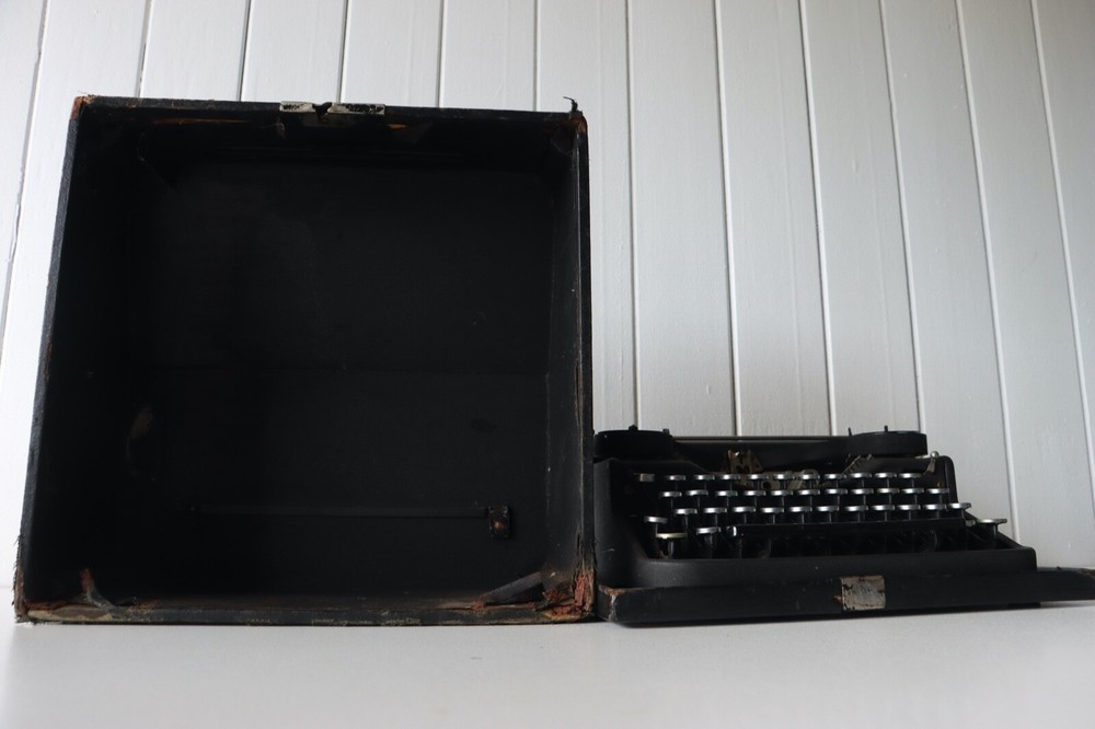 Antique Underwood Portable Typewriter - Excellent Working Condition!