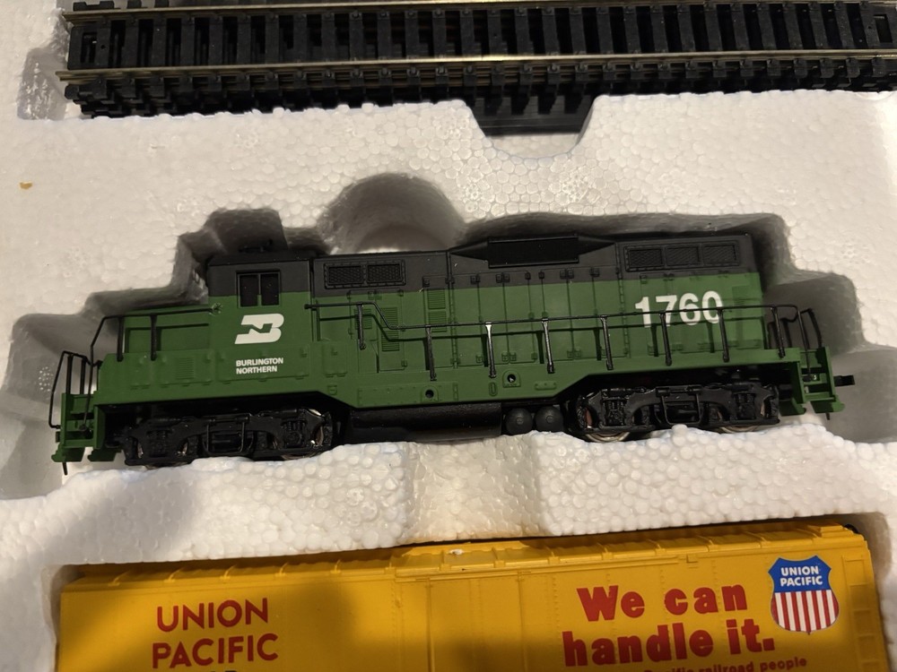 Walthers Trainline Deluxe HO Train Set