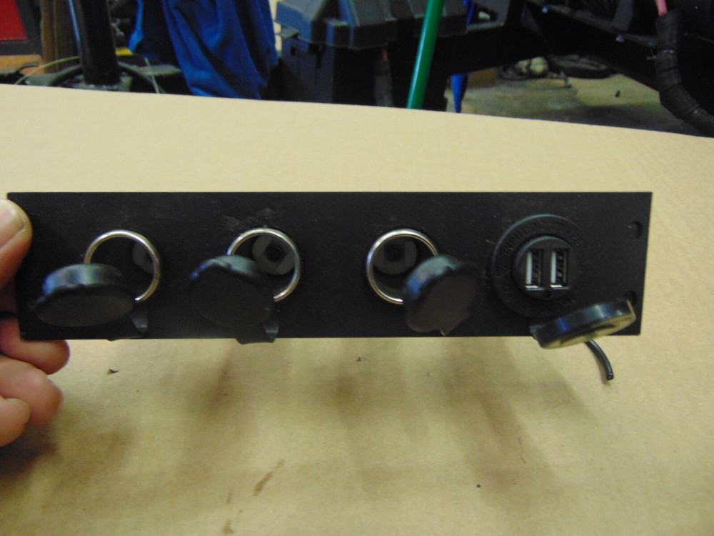 POLICE CENTER CONSOLE 12 VOLT MULTI SOCKET OUTLET OUTLETS