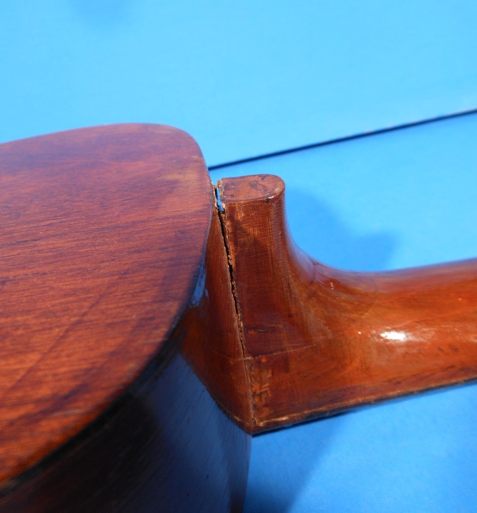 THE HAWAIIAN UKULELE SOPRANO NICE CONDITION!