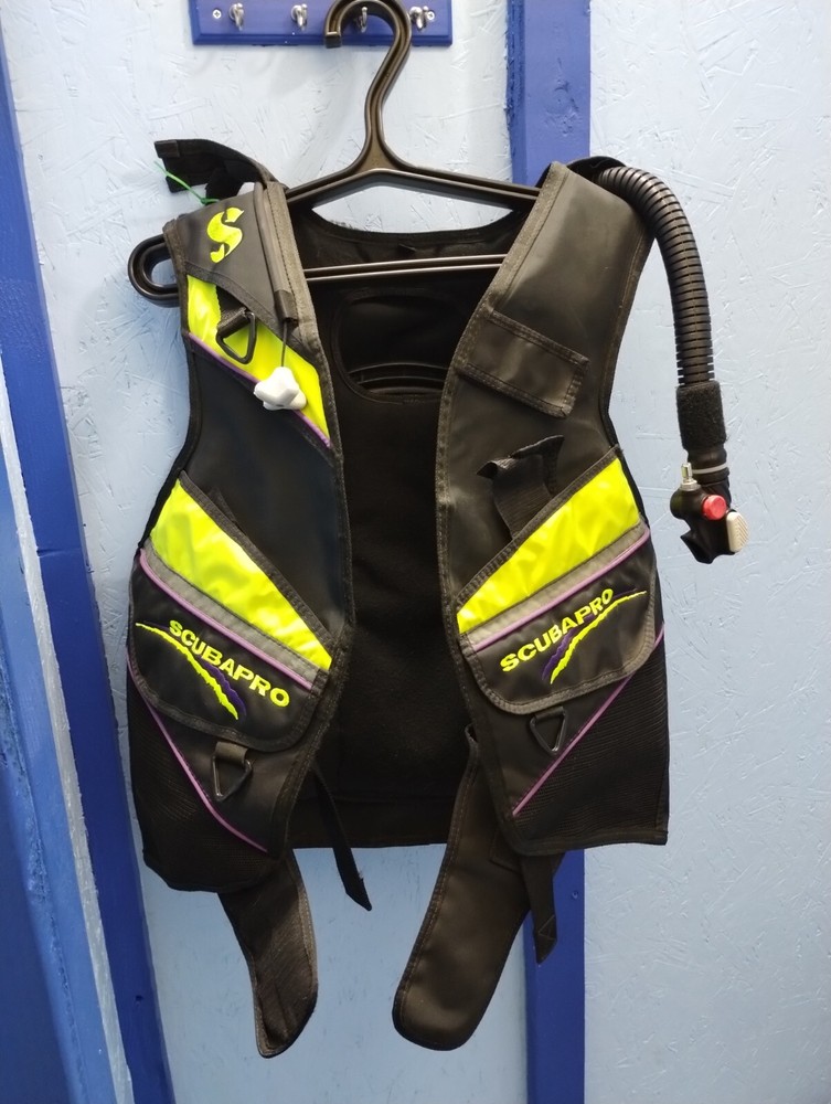 Brand New Medium Scuba Pro BCD for diving.