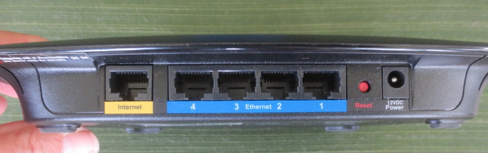 CISCO LINKSYS E1000 4 PORTS + INTERNET