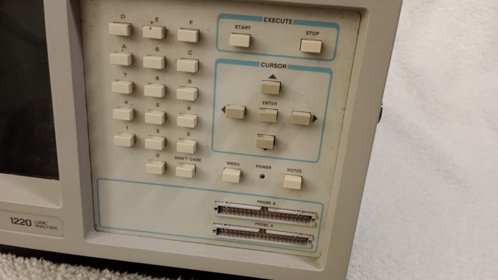 Tektronix 1220 Logic Analyzer