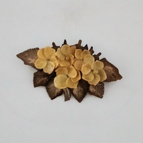 Vintage shell art brooch pin