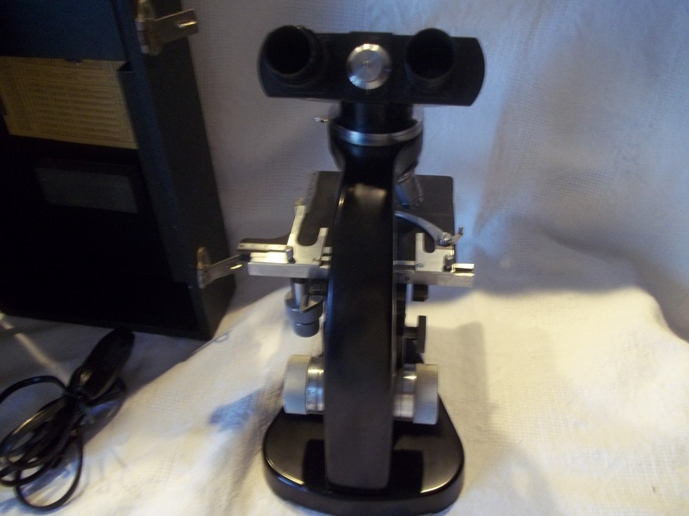 ERNST LEITZ WETZLAR Binocular Microscope W/ 4 Objectives / Case /Light 583144