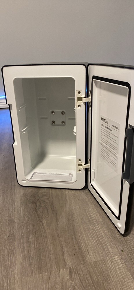 Mini Fridge, super cold and small, holds a lot