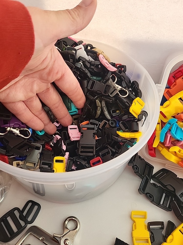 Colored Plastic Buckles 4.5lbs Various Sizes + Random Hardware Pet Supplies