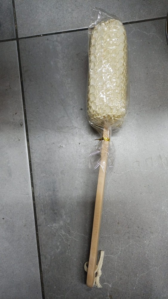 Loofah Bath Scrubber with Wooden Handle ليفة استحمام بمقبض خشبي