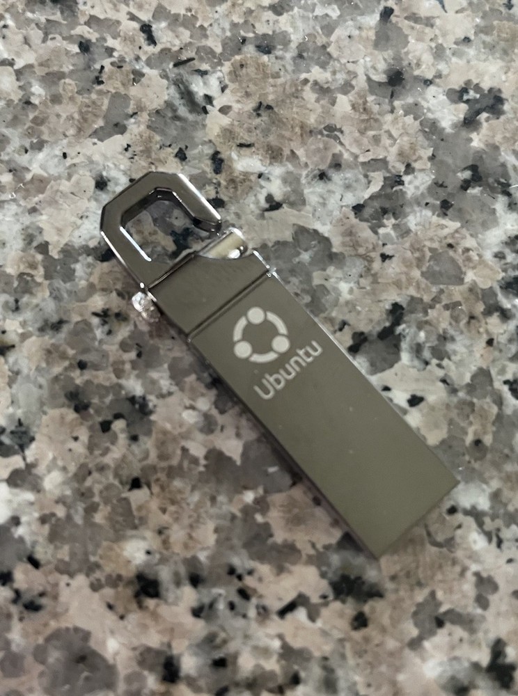 Engraved Linux Boot USB - Ubuntu Desktop, Server, Kubuntu, Xubuntu, Studio, MATE