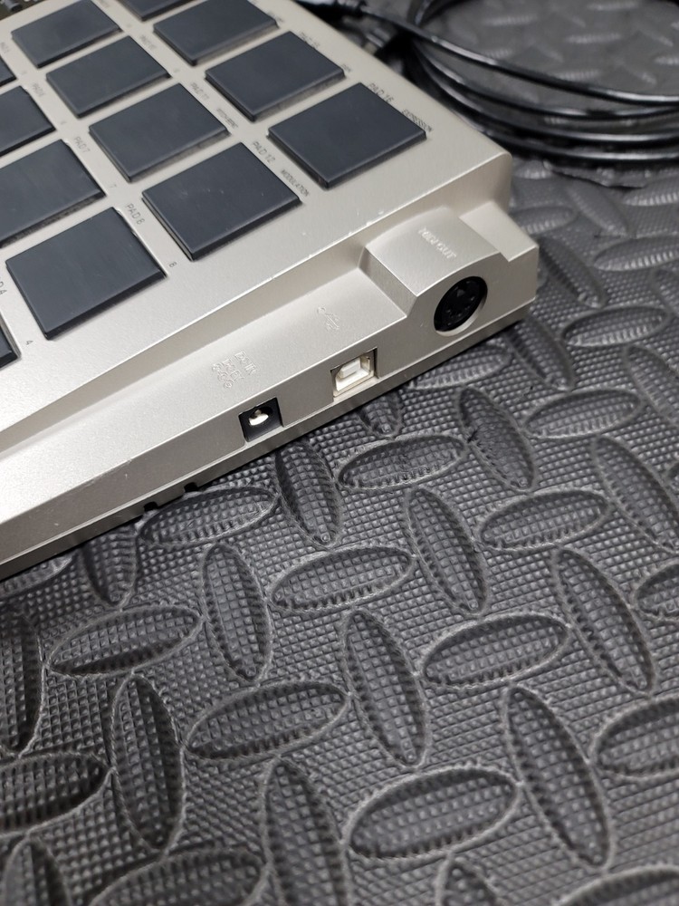 Akai Professional MPD16 USB/MIDI Pad Controller for Windows & Macintosh