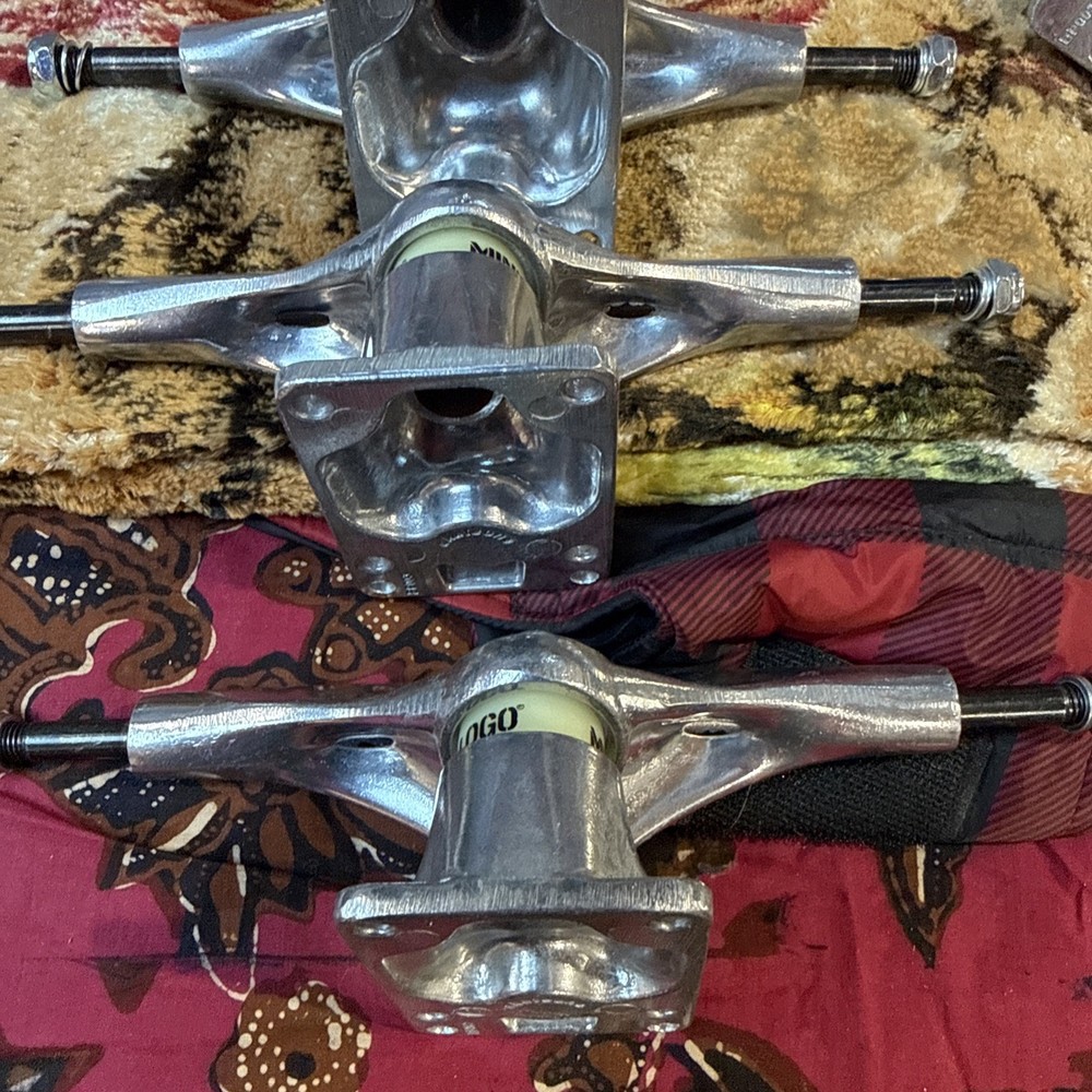 Mini-Logo Skateboard Trucks Lot.