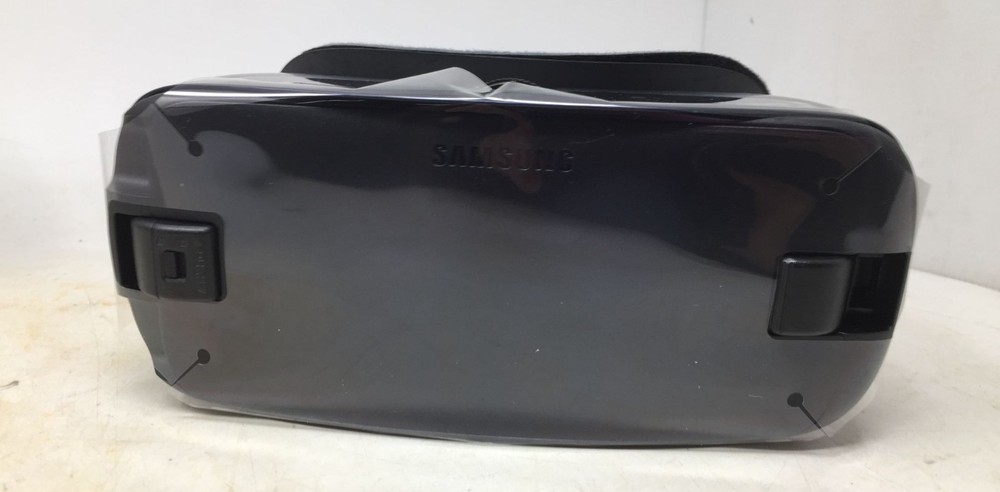 Samsung Gear VR Headset - Powered by Oculus