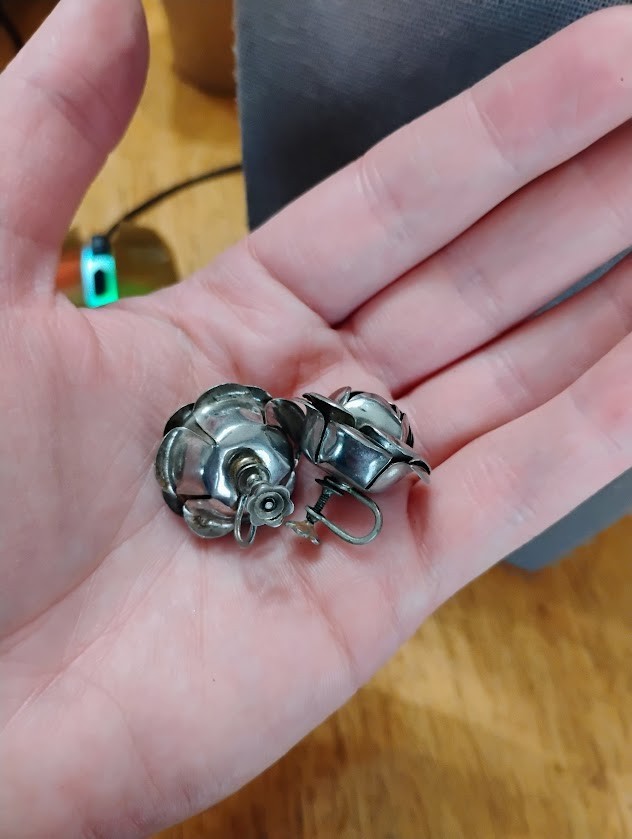Vintage Rose screwback earrings