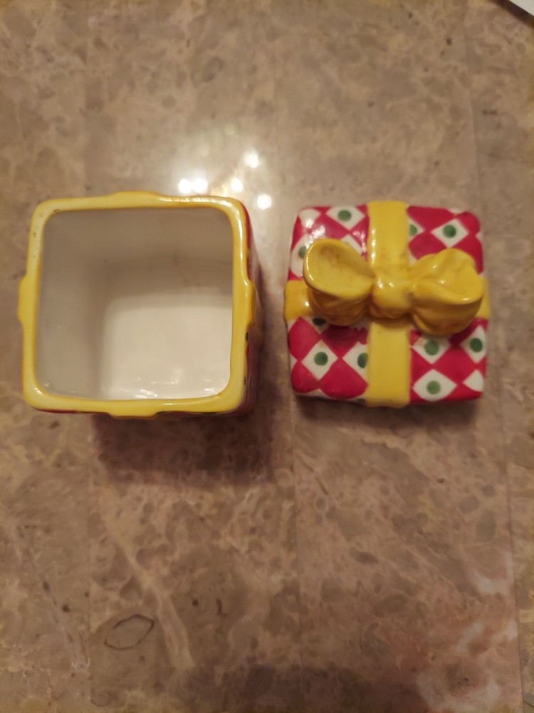 CHRISTOPHER RADKO TRADITIONS CERAMIC PRESENT SUGAR BOWL (NO SPOON)