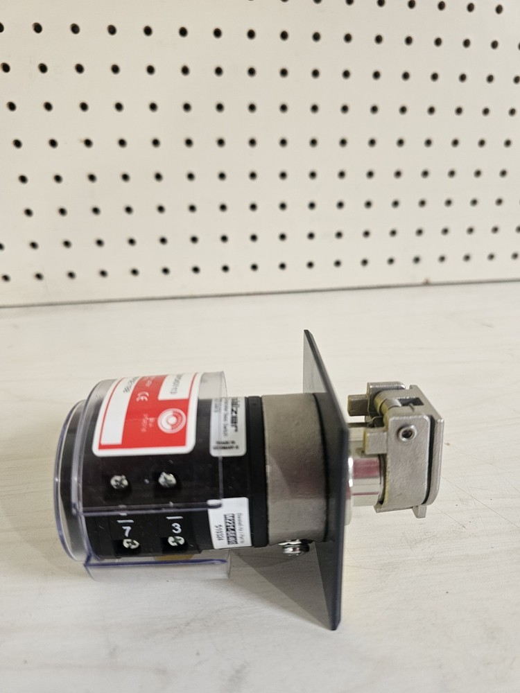 Allen-Bradley Prosafe Rotary Key Switch-Panel Mounted Cat #: 440T-MRPSE11BB