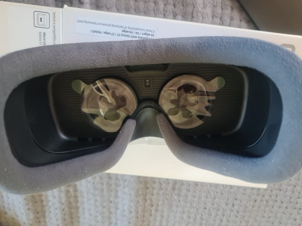 SAMSUNG Gear VR Oculus Headset W/Box