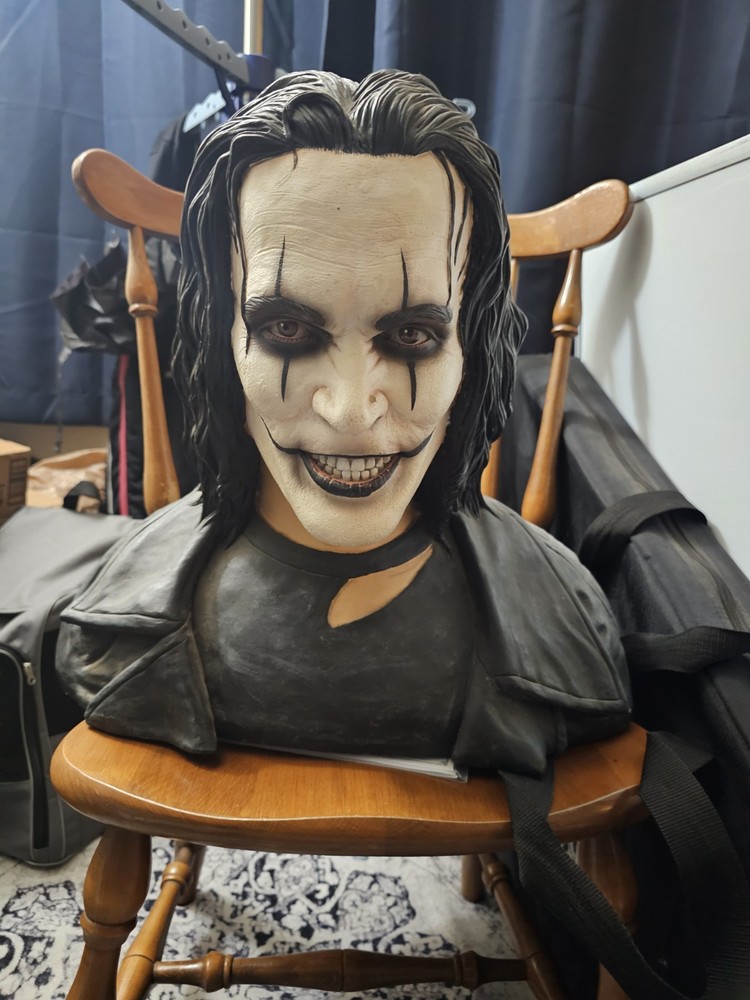 NECA The Crow Eric Draven Limited Statue