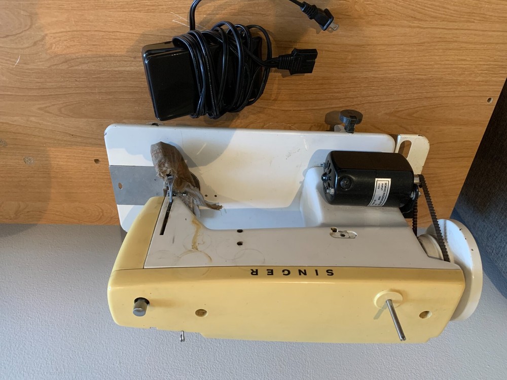 Singer Fantasia #282 home machine with table