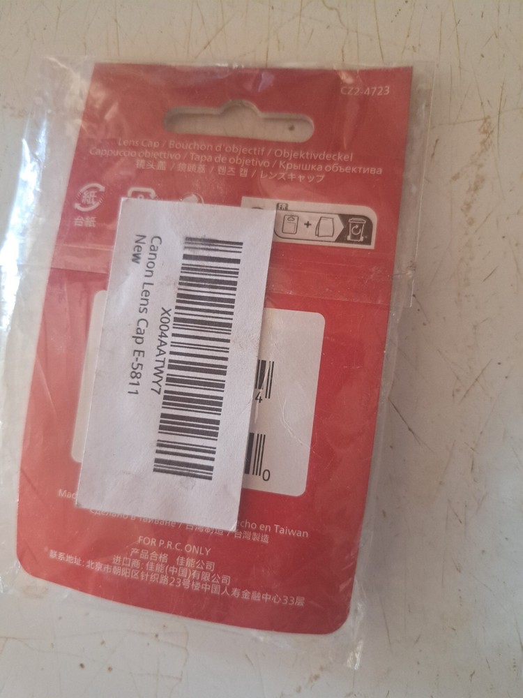 Canon E-5811 Lens Cap & EOS R5 strap