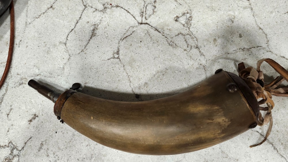 VINTAGE 9 INCH  POWDER HORN REAL USABLE OR DECOR MUZZLELOADER