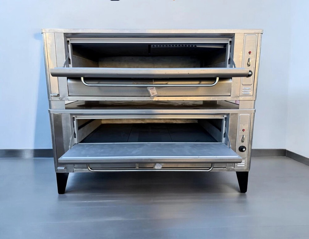 Pre-owned Blodgett 1048 pizza double deck gas or propane