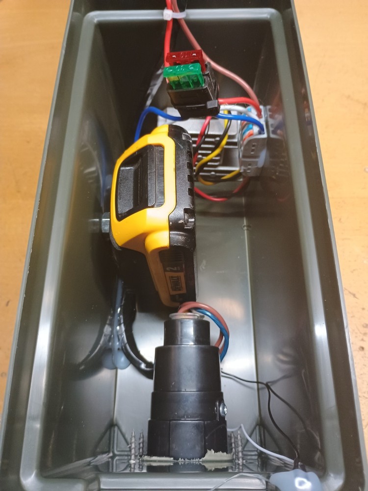 7RV/4&5 Flat Trailer Light Tester Box Powered By DeWalt 20V Drill Battery