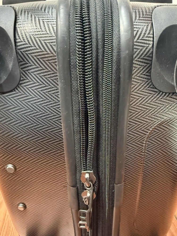 Hartmann 26” Spinner Suitcase Black Chevron Pattern one zipper work for closing
