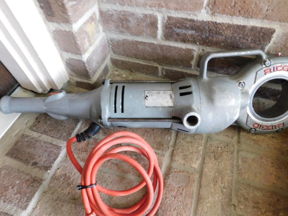 RIDGID 700 PIPE THREADER THREADING MACHINE WITH 6 DIES 1/2" TO 2" WITH CASE