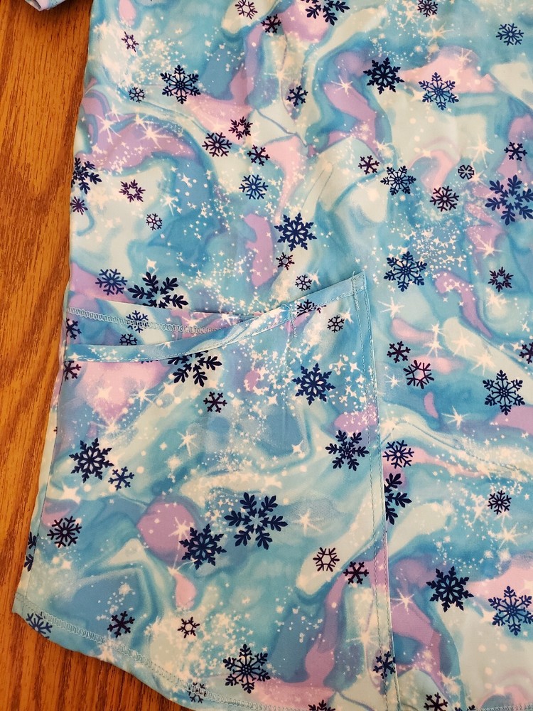 Scrubstar Snowflake Scrub Top Medium!! NWT!! Blue