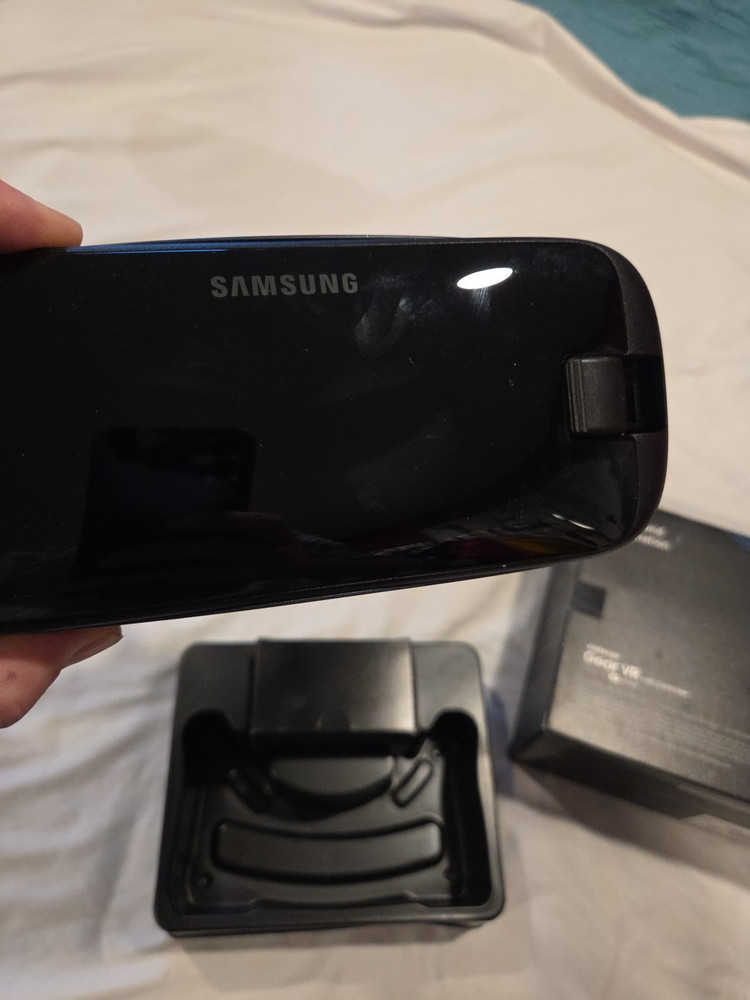 SAMSUNG Gear VR with Controller Open Box