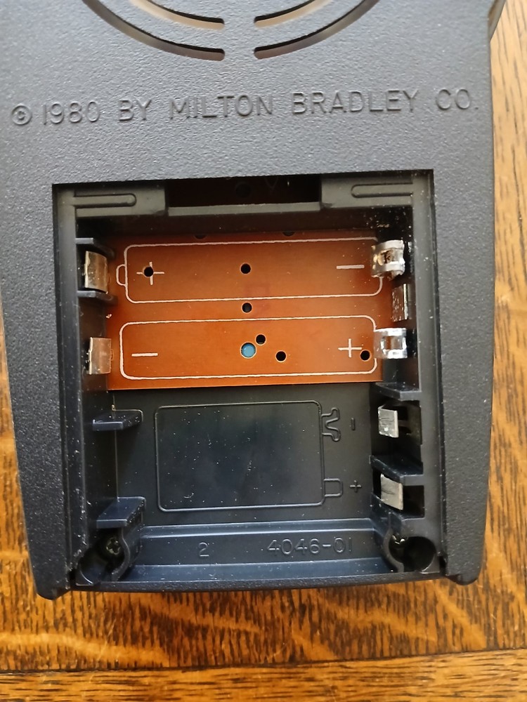 Milton Bradley Electronics 1987 Pocket Simon Game - Tested