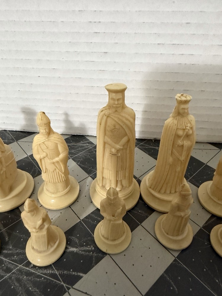 Kiingway Florentine Chess Set Plastic Chess Pieces