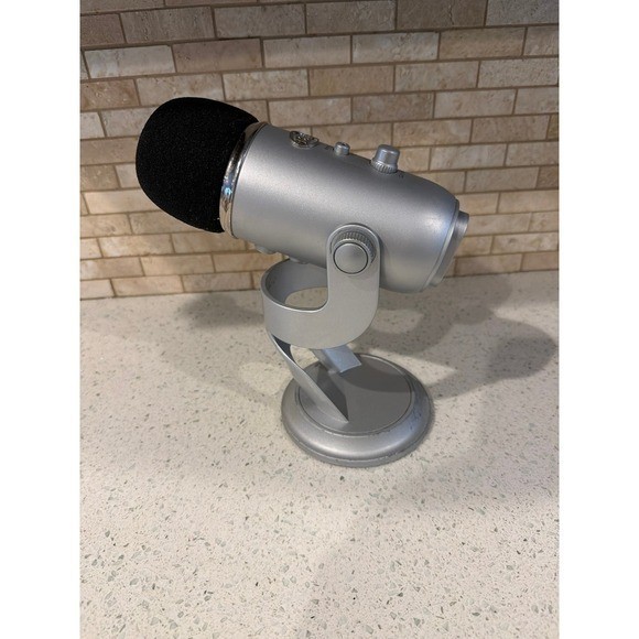 Blue Yeti USB Microphone Silver Streaming Recording PC Mac Stand
