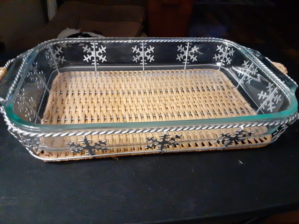 Pyrex Holiday Snowflake Baking Dish With Counter Oven Rest -Never Used