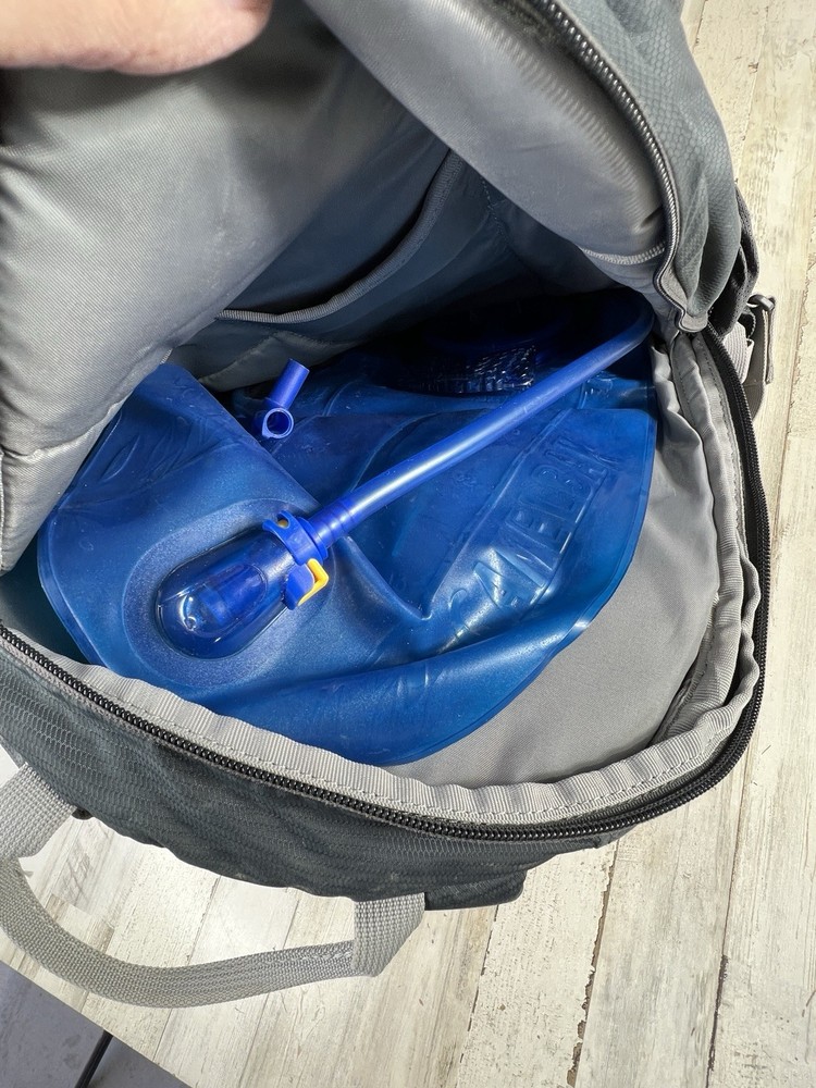 CamelBak Rim Runner 22 Hydration Backpack 22L Gray/Red