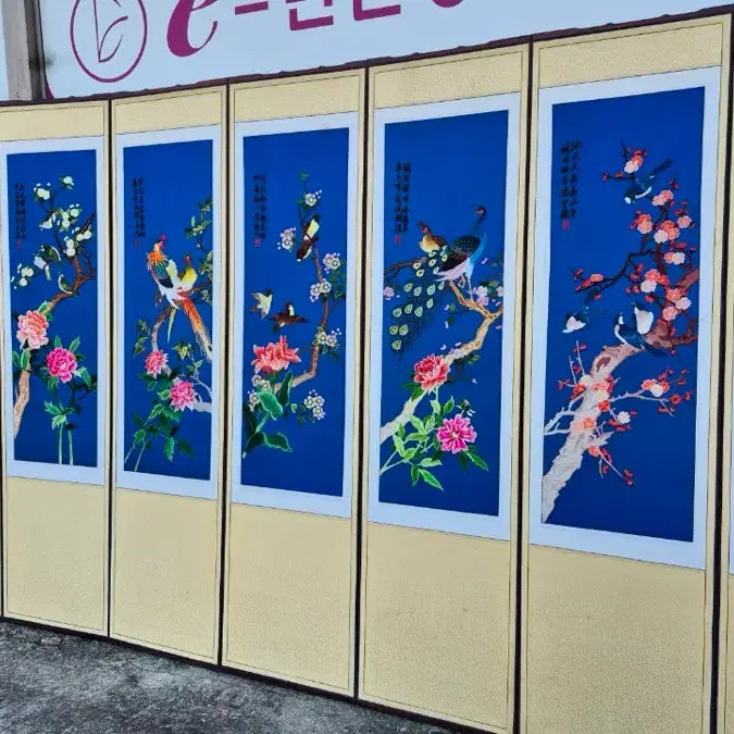 Embroidery Fan Screen - Handcrafted Artistic Work