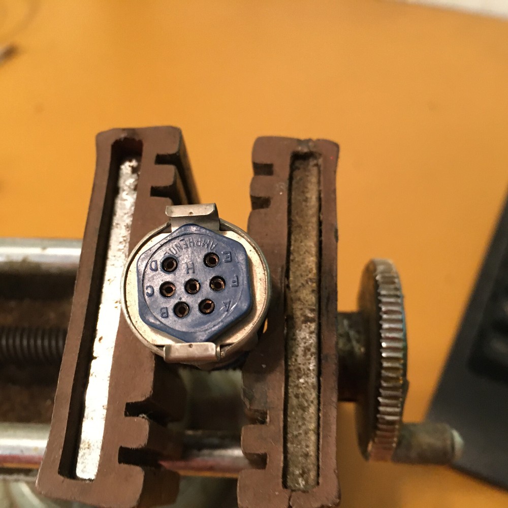 1 Amphenol 7 pin Female Circular Connector