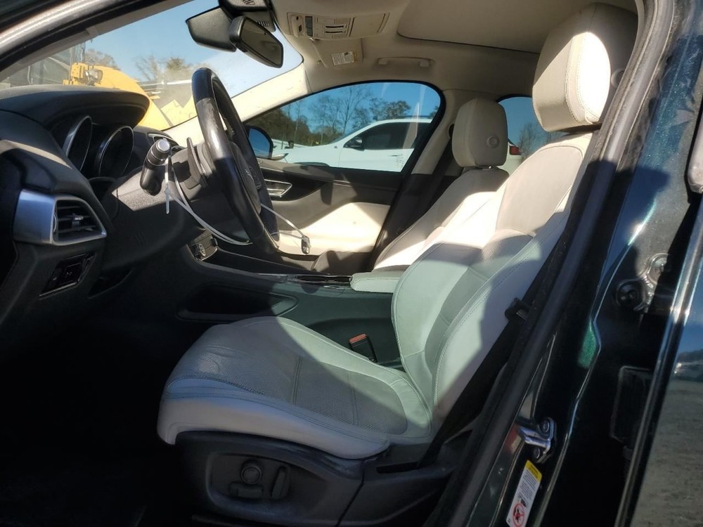 F-PACE 2017 Glove Box 4960752