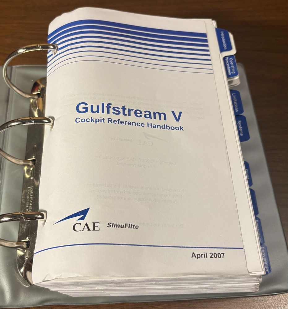 Gulfstream V plane Cockpit Reference Handbook (CAE SimuFlite, 2007) binder/GUC
