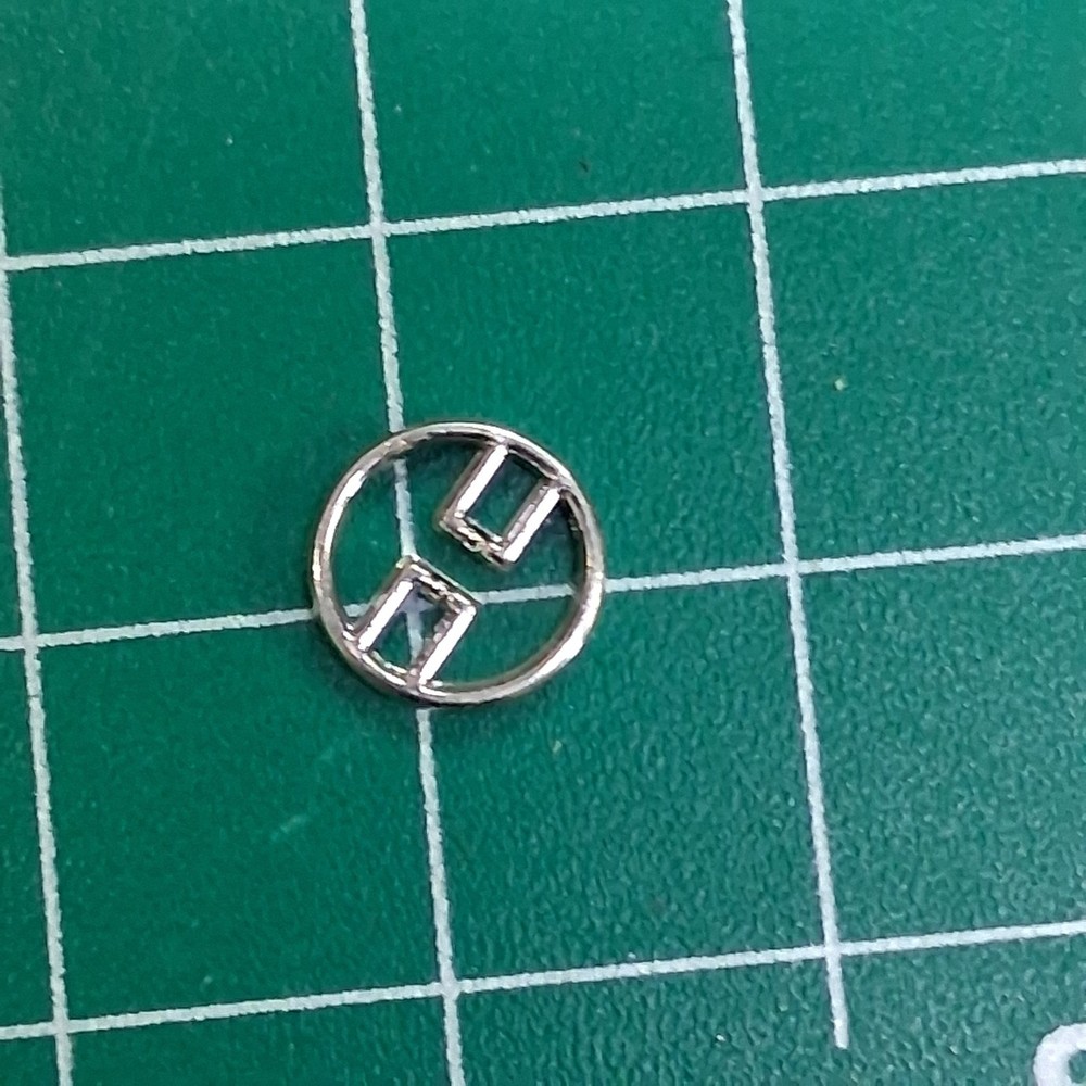 Round 2-Hole Wire Frame Designed Polished Silver Tone Metal Accent Button