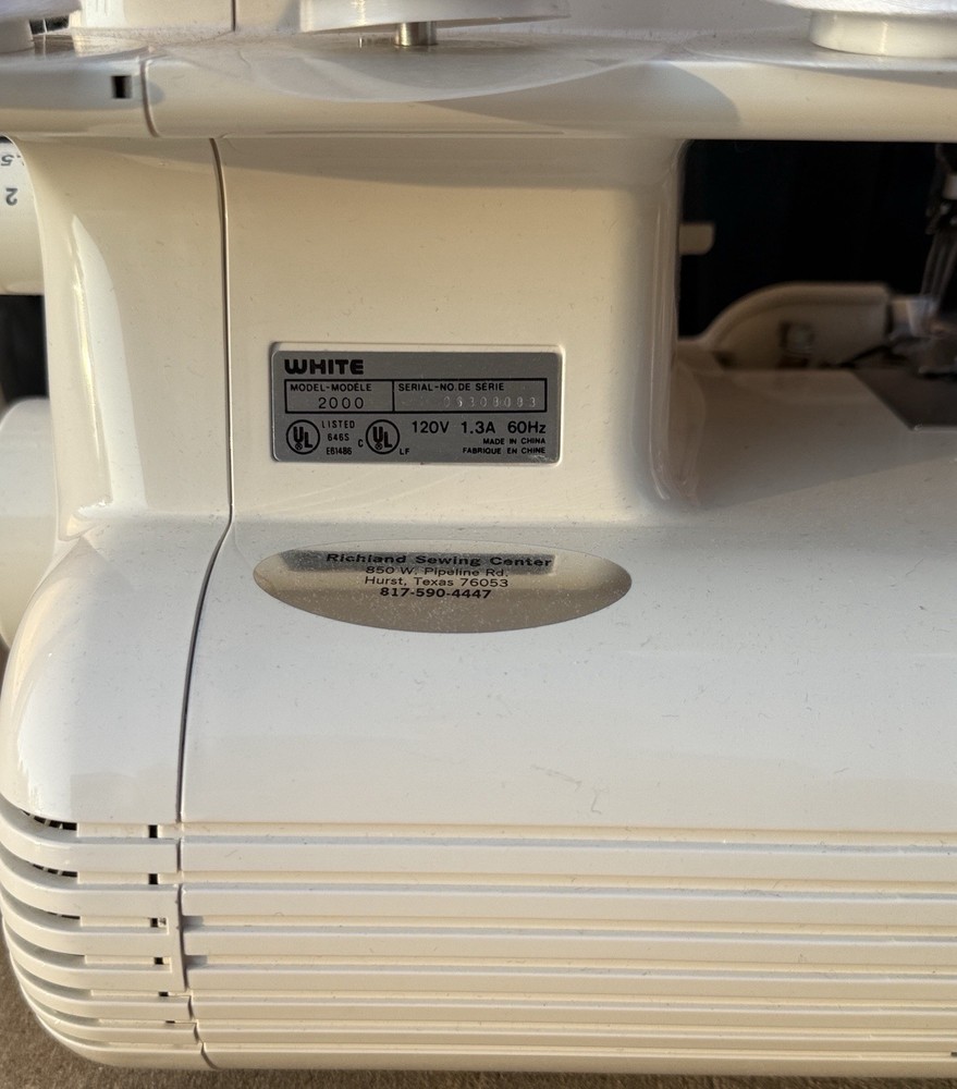 White Superlock Electronic 2000 ATS Serger w/ Rolling Case